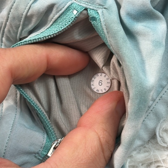 Lululemon Tracker Short V *4" Diamond Dye White Washed Marsh - Picture 5 of 6